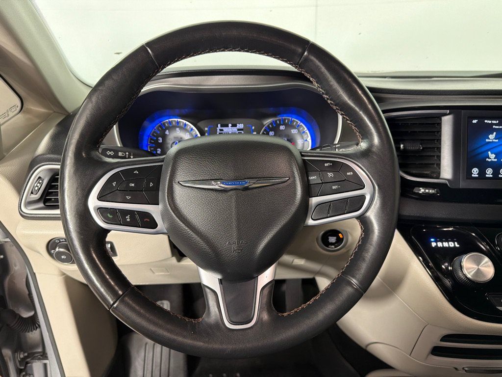 Used 2020 Chrysler Pacifica Touring-L FWD image 14
