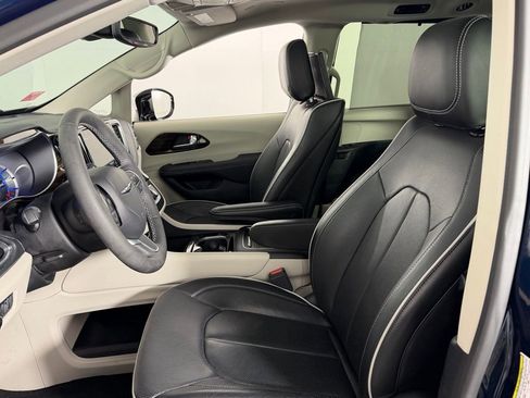 Used 2023 Chrysler Pacifica Limited w/ Uconnect Theater Family Group image 23