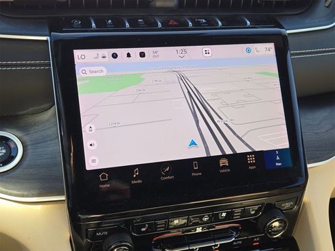 Used 2024 Jeep Grand Cherokee Limited w/ Luxury Tech Group II image 19