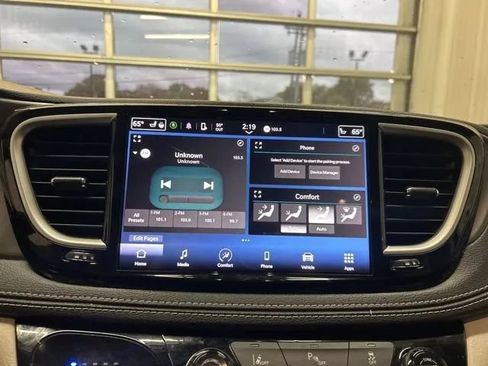 Used 2023 Chrysler Pacifica Touring-L FWD image 23