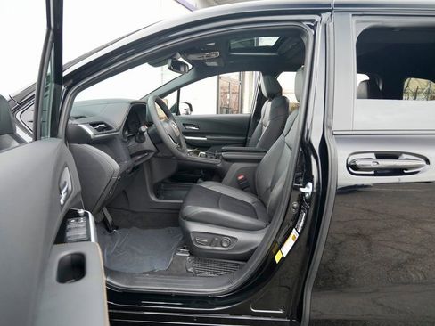 Used 2025 Toyota Sienna XLE Woodland Edition image 23