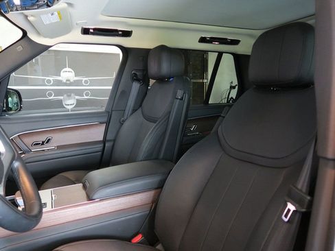 Used 2025 Land Rover Range Rover SE AWD/4WD image 13