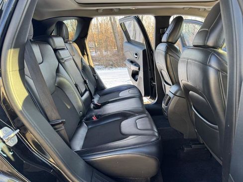 Used 2019 Jeep Cherokee Latitude Plus w/ Comfort/Convenience Group AWD/4WD image 20