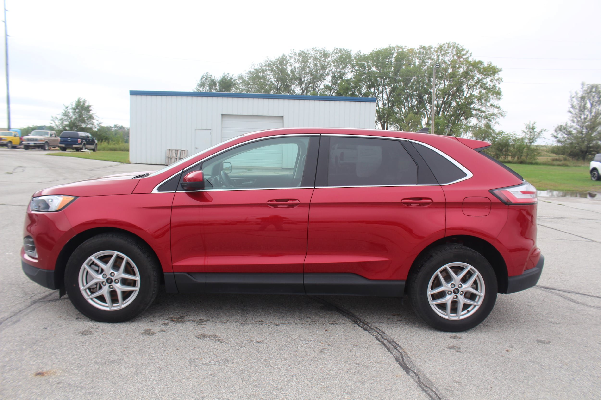 Used 2023 Ford Edge SEL w/ Convenience Package AWD/4WD image 2