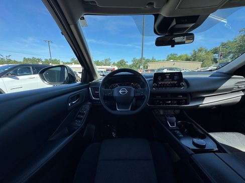 Used 2025 Nissan Rogue SV image 36