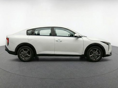 Used 2025 Kia K4 LXS image 11