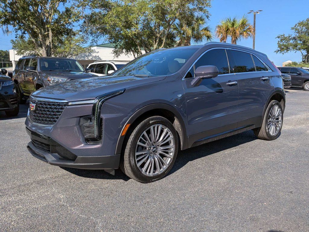 Used 2025 Cadillac XT4 Premium Luxury FWD image 2