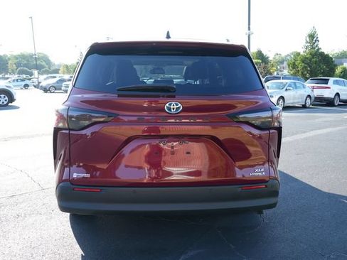 Used 2023 Toyota Sienna XLE FWD image 6