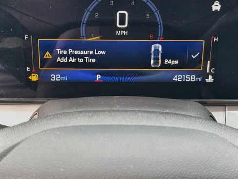 Used 2025 Chevrolet Trax LT FWD image 31