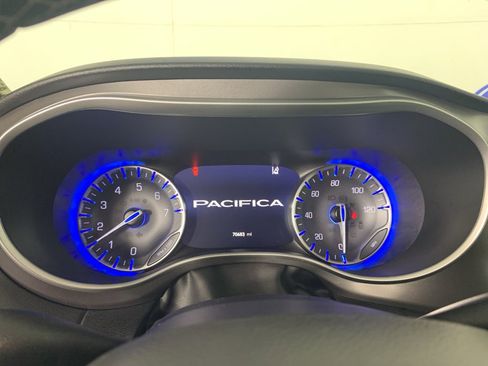 Used 2023 Chrysler Pacifica Touring-L image 23