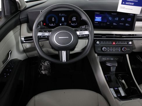 Certified 2025 Hyundai Tucson SE FWD image 8