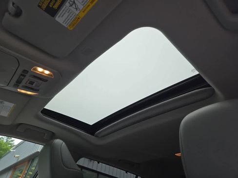 Used 2022 Toyota Highlander XLE AWD/4WD image 30