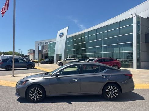 Used 2024 Nissan Altima 2.5 SV image 2