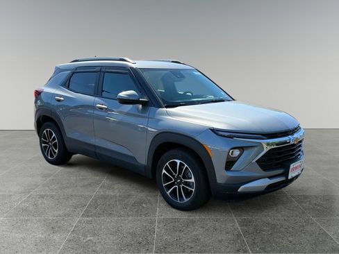 Used 2024 Chevrolet TrailBlazer LT w/ LT Cold Weather Package FWD image 7