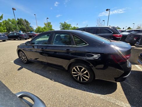 Used 2025 Volkswagen Jetta SE w/ Sunroof Package FWD image 21