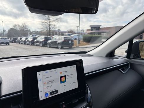 Used 2025 Toyota Corolla Cross LE image 35