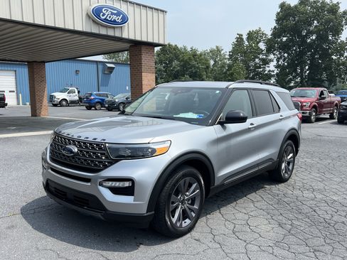 Used 2023 Ford Explorer XLT w/ Equipment Group 202A AWD/4WD image 2