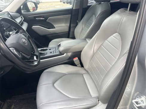 Certified 2021 Toyota Highlander XLE image 16