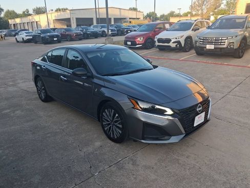 Used 2025 Nissan Altima 2.5 SV FWD image 6