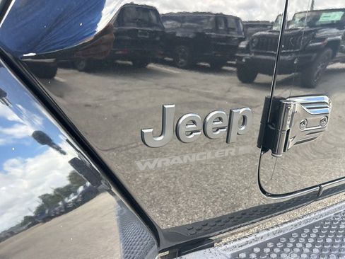 Used 2025 Jeep Wrangler Unlimited Sahara AWD/4WD image 18