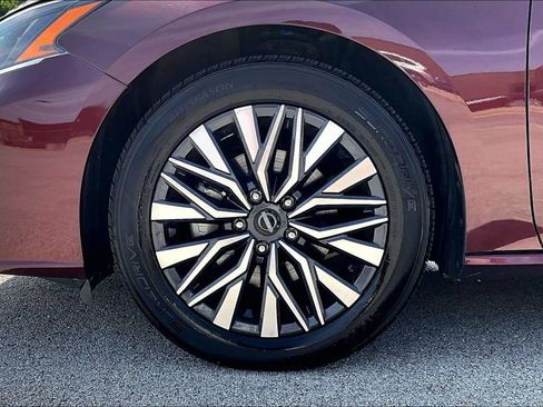 Used 2024 Nissan Altima 2.5 SV FWD image 9