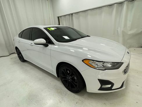 Used 2019 Ford Fusion SE w/ Equipment Group 151A FWD image 3