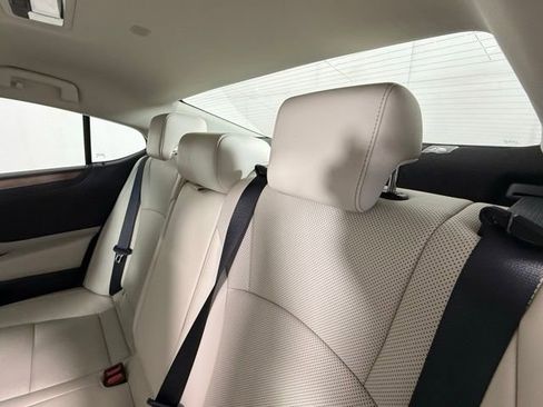 Used 2025 Lexus ES 300h w/ Premium Package image 33