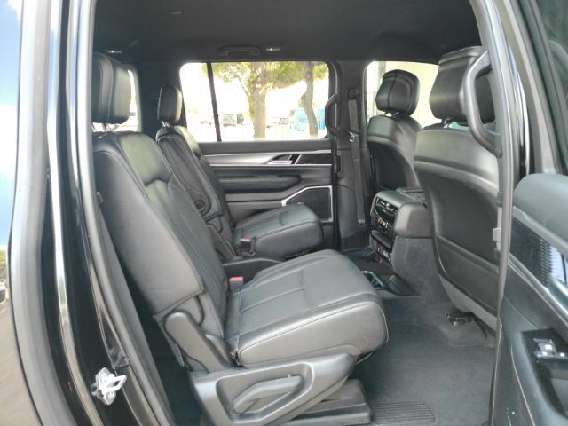 Used 2025 Jeep Wagoneer L Series II AWD/4WD image 24