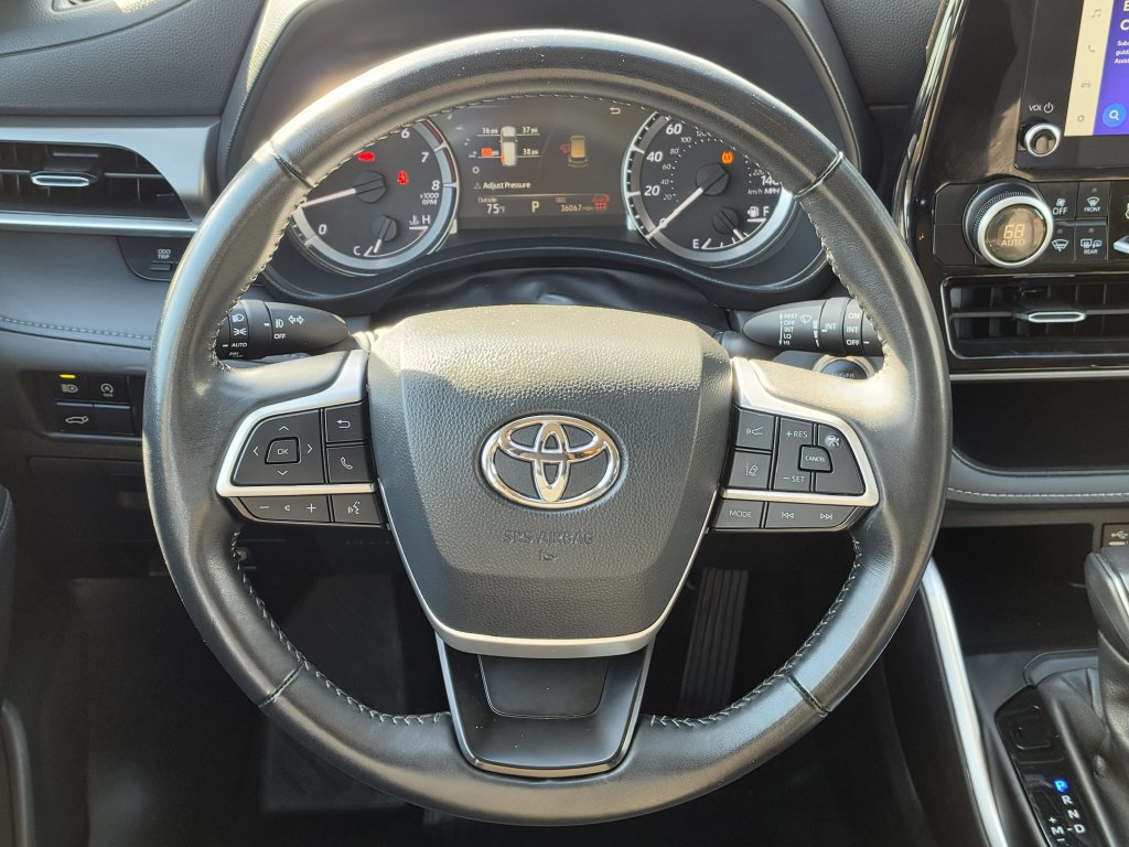 Used 2025 Toyota Highlander LE FWD image 15