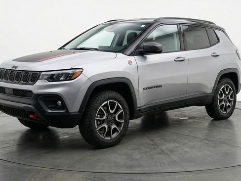 Used 2025 Jeep Compass Trailhawk AWD/4WD image 3