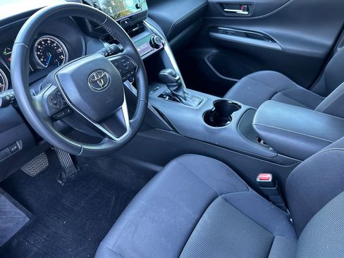 Used 2022 Toyota Venza LE image 10
