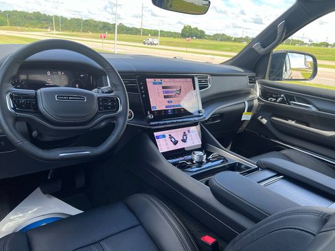 New 2026 Jeep Grand Wagoneer Summit AWD/4WD image 19