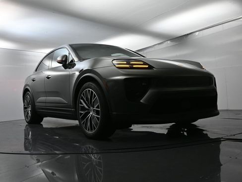Certified 2025 Porsche Macan Electric image 53