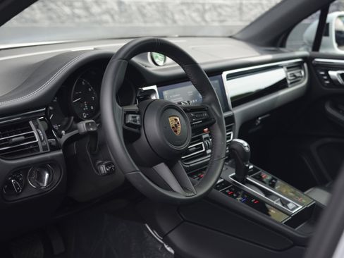 Certified 2026 Porsche Macan AWD/4WD image 4