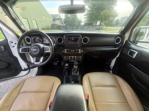 Used 2018 Jeep Wrangler Unlimited Sahara w/ Cold Weather Group AWD/4WD image 28