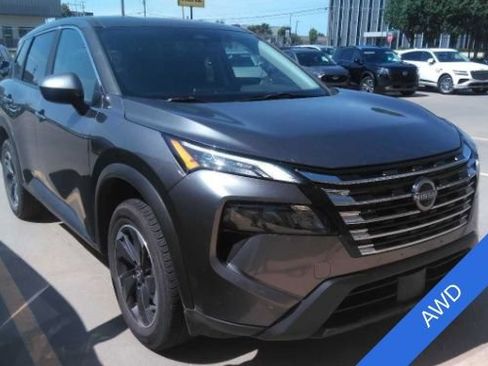 Used 2025 Nissan Rogue SV AWD/4WD image 2