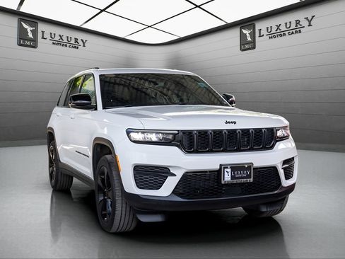 Used 2023 Jeep Grand Cherokee Altitude AWD/4WD image 1