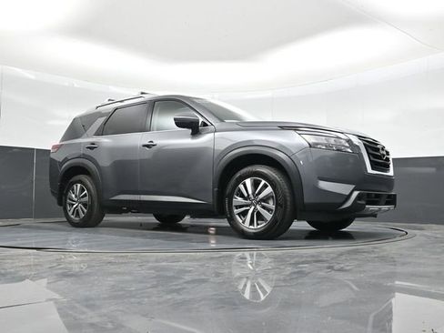 Used 2025 Nissan Pathfinder SL AWD/4WD image 48