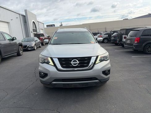 Used 2019 Nissan Pathfinder SV image 2