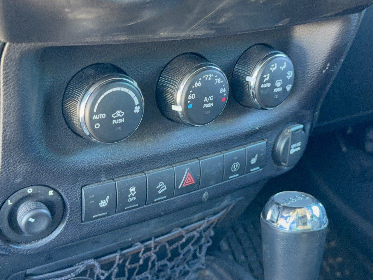 Used 2015 Jeep Wrangler Unlimited Rubicon AWD/4WD image 22