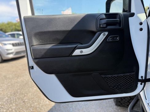 Used 2017 Jeep Wrangler Unlimited Rubicon w/ Connectivity Group image 15