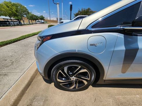 Used 2023 Chevrolet Bolt LT w/ Infotainment Package FWD image 7
