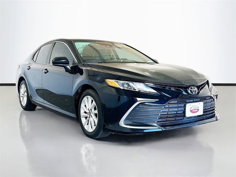 Used 2023 Toyota Camry LE image 3