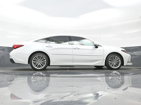Used 2019 Toyota Avalon Limited image 35