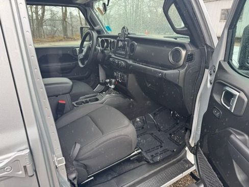 Used 2023 Jeep Gladiator Sport AWD/4WD image 15