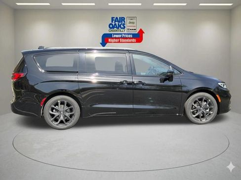 New 2026 Chrysler Pacifica Limited w/ S Appearance Package FWD image 5