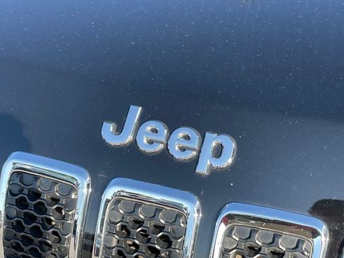 Used 2019 Jeep Cherokee Limited FWD image 4