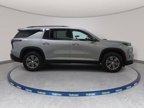 Used 2025 Chevrolet Traverse LT w/ Driver Confidence Package FWD image 5