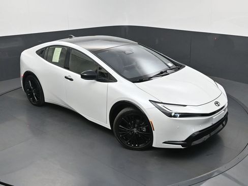 Used 2026 Toyota Prius FWD image 33