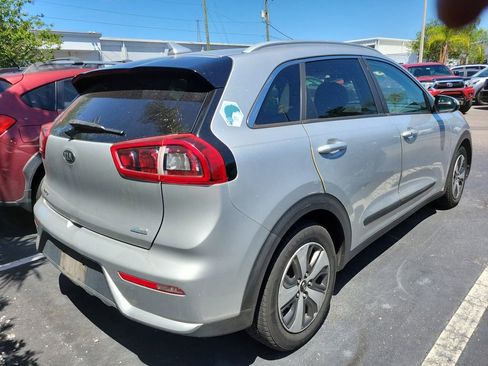 Used 2017 Kia Niro LX image 3